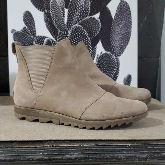 Sorel Tan Ankle Boots with Elastic Panels - Picture 1 of 10